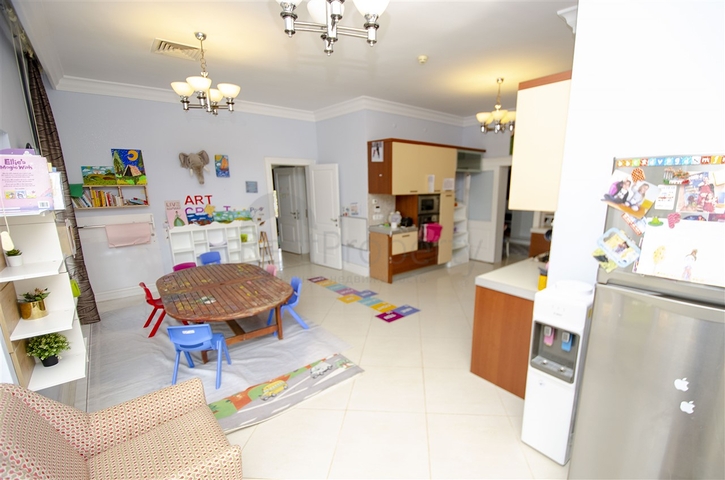 فيلا 5 + 1 مع حديقة خاصة في مجمع دشمألتي أنطاليا