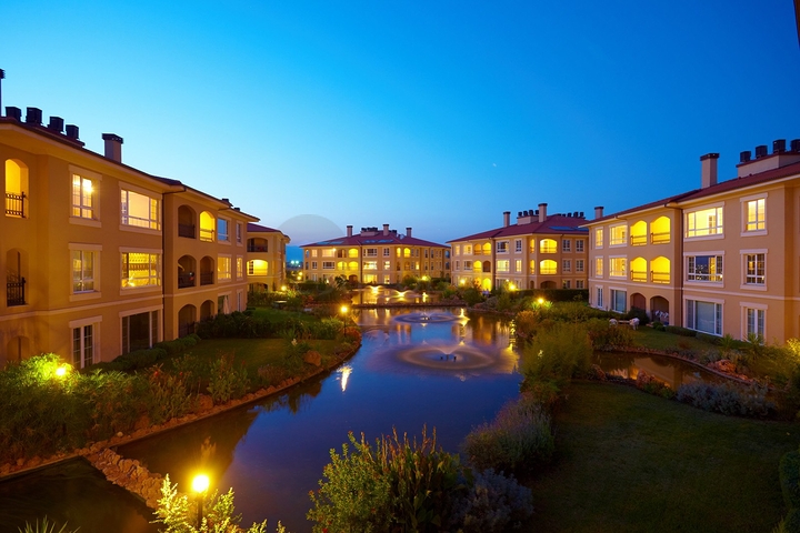 فيلا 5 + 1 مع حديقة خاصة في مجمع دشمألتي أنطاليا