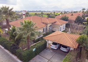 فيلا 5 + 1 مع حديقة خاصة في مجمع دشمألتي أنطاليا