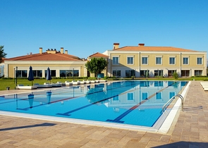 فيلا 5 + 1 مع حديقة خاصة في مجمع دشمألتي أنطاليا