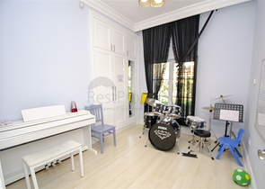 فيلا 5 + 1 مع حديقة خاصة في مجمع دشمألتي أنطاليا