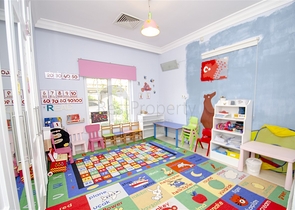 فيلا 5 + 1 مع حديقة خاصة في مجمع دشمألتي أنطاليا