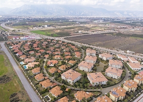 فيلا 5 + 1 مع حديقة خاصة في مجمع دشمألتي أنطاليا