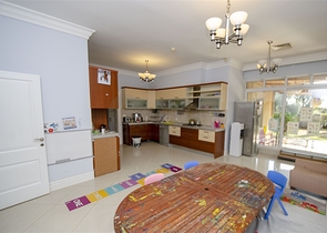 فيلا 5 + 1 مع حديقة خاصة في مجمع دشمألتي أنطاليا