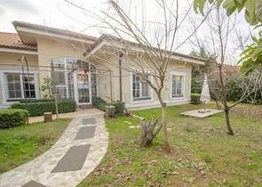 فيلا 5 + 1 مع حديقة خاصة في مجمع دشمألتي أنطاليا