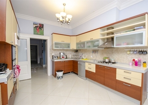 فيلا 5 + 1 مع حديقة خاصة في مجمع دشمألتي أنطاليا