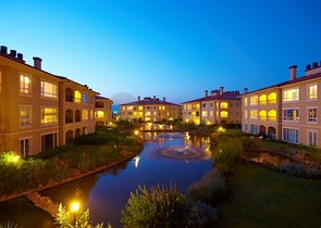 فيلا 5 + 1 مع حديقة خاصة في مجمع دشمألتي أنطاليا