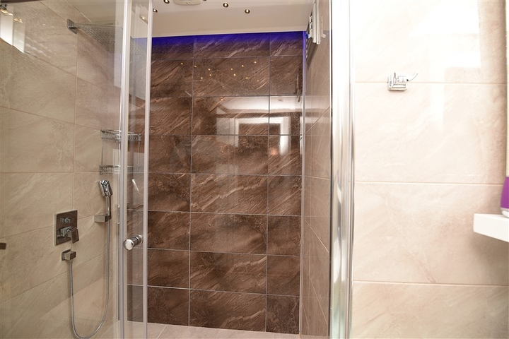 مركز الانيا - مجمع 5 نجوم -شقة غرفتين وصالة 