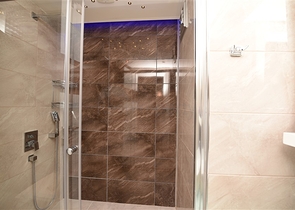 مركز الانيا - مجمع 5 نجوم -شقة غرفتين وصالة 