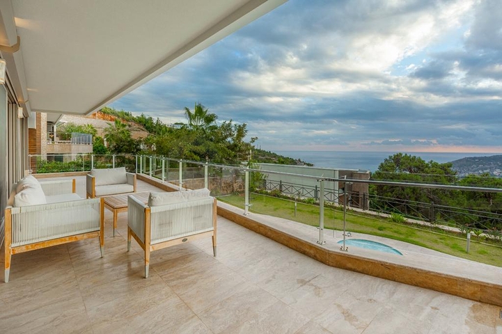 فريدة من  نوعها - فيلا فاخرة -اطلالة بحر وقلعة - في الانيا 