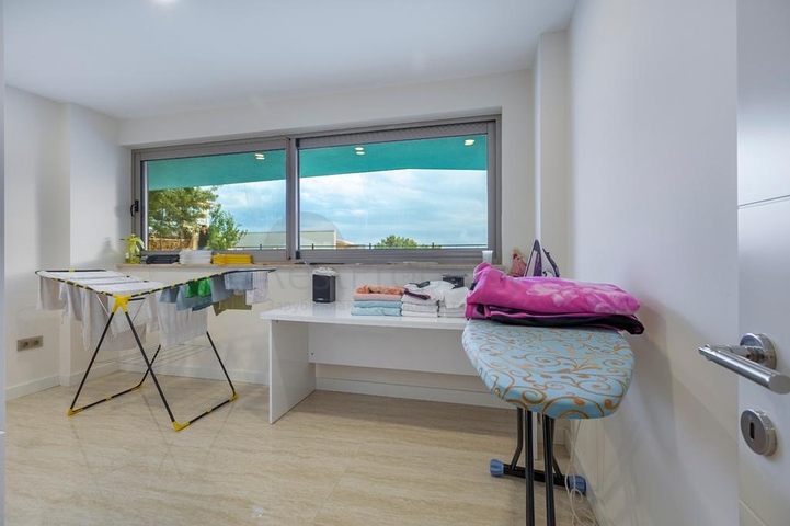 فريدة من  نوعها - فيلا فاخرة -اطلالة بحر وقلعة - في الانيا 