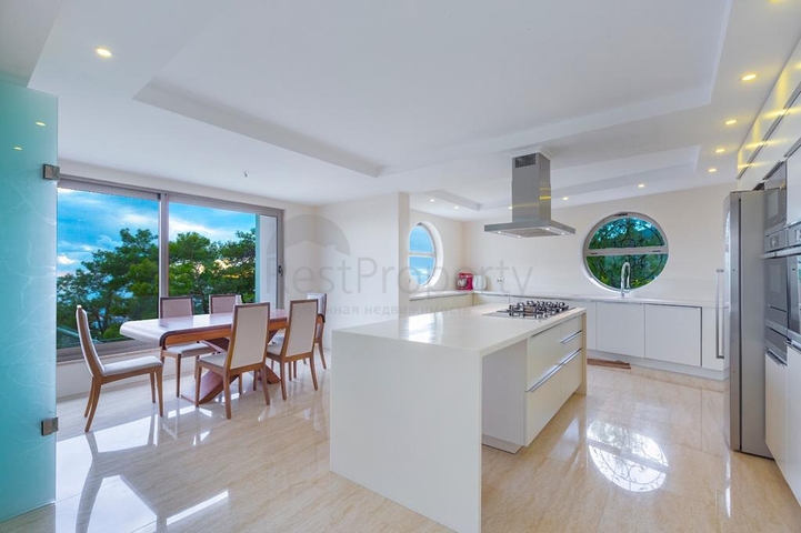 فريدة من  نوعها - فيلا فاخرة -اطلالة بحر وقلعة - في الانيا 