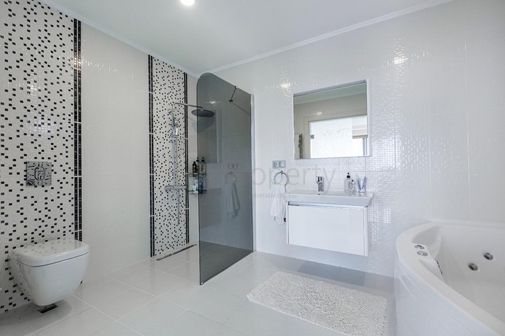 فريدة من  نوعها - فيلا فاخرة -اطلالة بحر وقلعة - في الانيا 