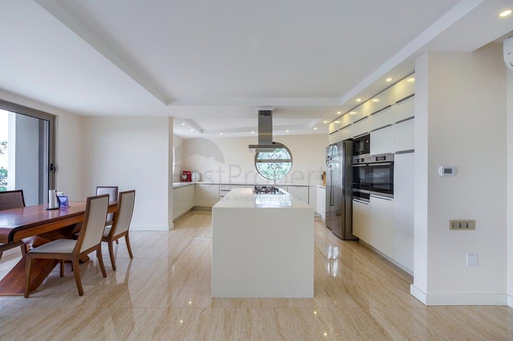 فريدة من  نوعها - فيلا فاخرة -اطلالة بحر وقلعة - في الانيا 