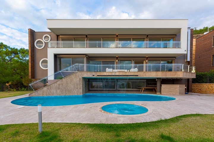 فريدة من  نوعها - فيلا فاخرة -اطلالة بحر وقلعة - في الانيا 