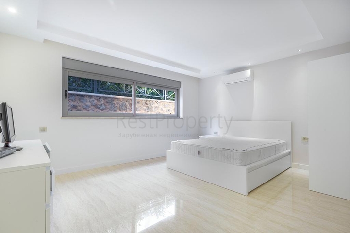 فريدة من  نوعها - فيلا فاخرة -اطلالة بحر وقلعة - في الانيا 