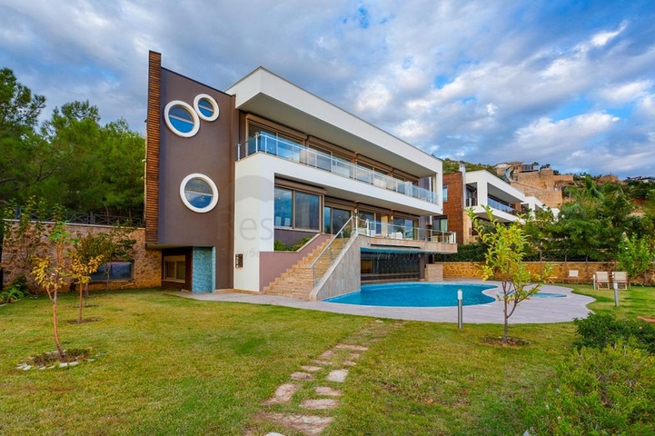 فريدة من  نوعها - فيلا فاخرة -اطلالة بحر وقلعة - في الانيا 