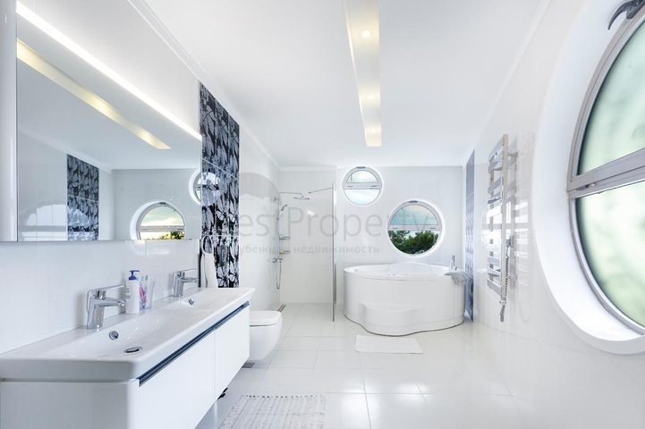 فريدة من  نوعها - فيلا فاخرة -اطلالة بحر وقلعة - في الانيا 