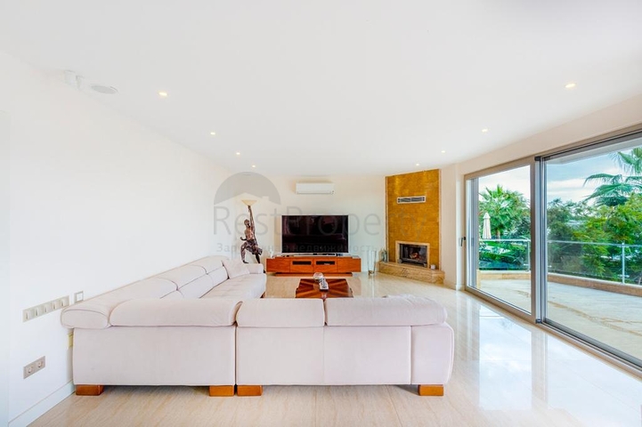 فريدة من  نوعها - فيلا فاخرة -اطلالة بحر وقلعة - في الانيا 