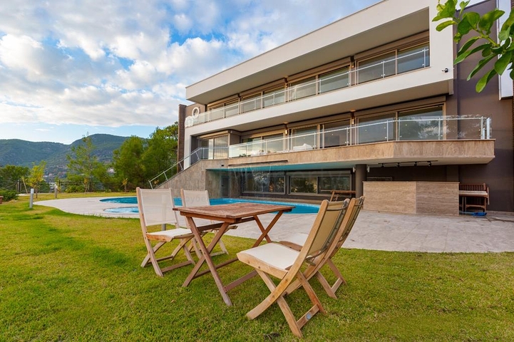 فريدة من  نوعها - فيلا فاخرة -اطلالة بحر وقلعة - في الانيا 