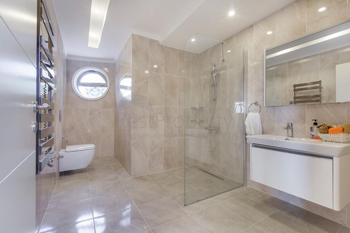 فريدة من  نوعها - فيلا فاخرة -اطلالة بحر وقلعة - في الانيا 