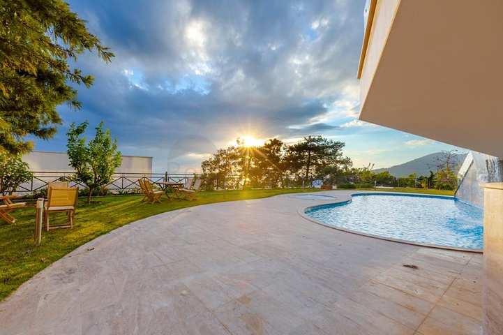 فريدة من  نوعها - فيلا فاخرة -اطلالة بحر وقلعة - في الانيا 