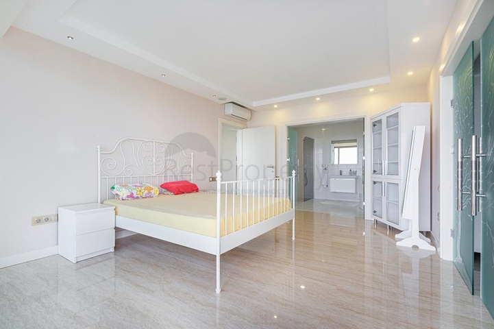 فريدة من  نوعها - فيلا فاخرة -اطلالة بحر وقلعة - في الانيا 