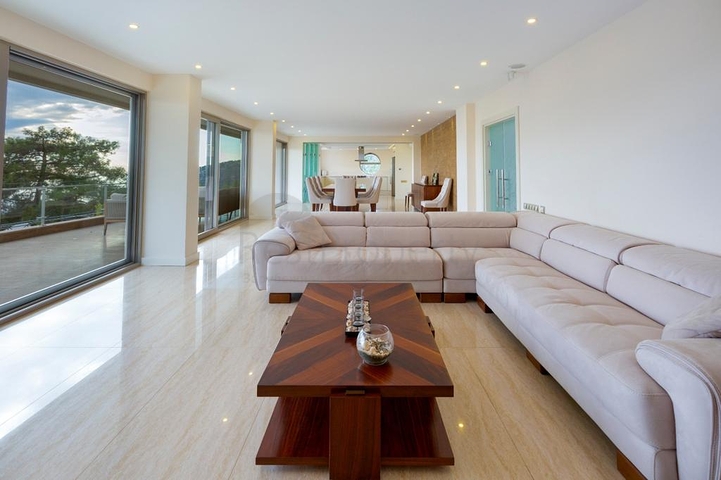 فريدة من  نوعها - فيلا فاخرة -اطلالة بحر وقلعة - في الانيا 