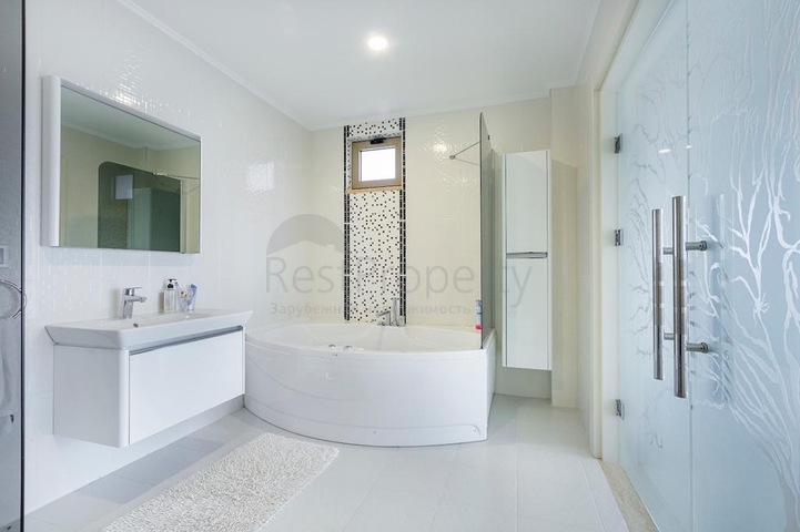 فريدة من  نوعها - فيلا فاخرة -اطلالة بحر وقلعة - في الانيا 