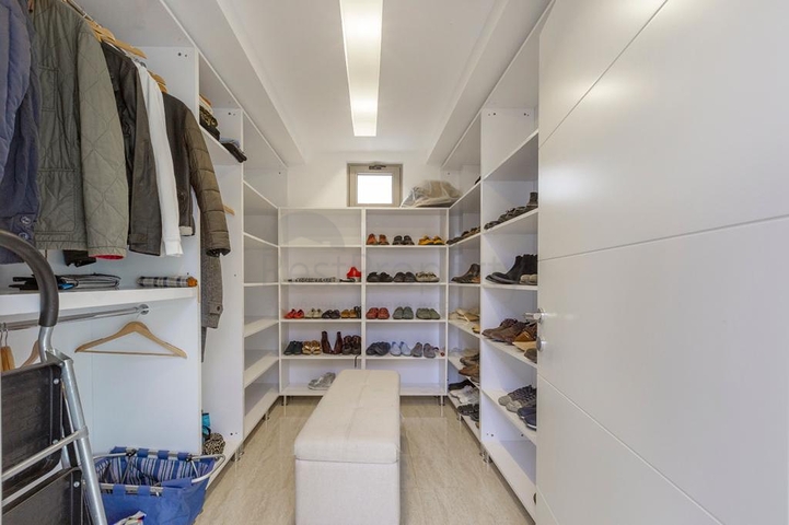 فريدة من  نوعها - فيلا فاخرة -اطلالة بحر وقلعة - في الانيا 