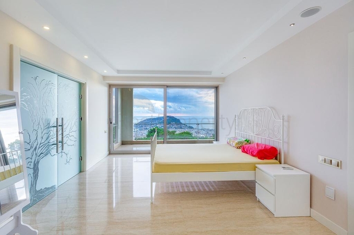 فريدة من  نوعها - فيلا فاخرة -اطلالة بحر وقلعة - في الانيا 