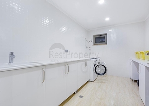 فريدة من  نوعها - فيلا فاخرة -اطلالة بحر وقلعة - في الانيا 