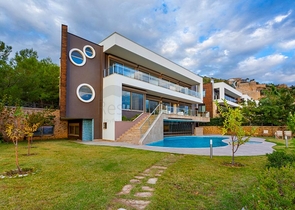 فريدة من  نوعها - فيلا فاخرة -اطلالة بحر وقلعة - في الانيا 