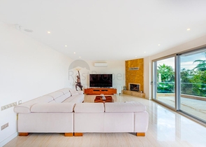 فريدة من  نوعها - فيلا فاخرة -اطلالة بحر وقلعة - في الانيا 