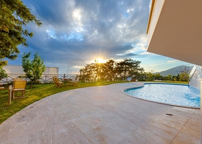 فريدة من  نوعها - فيلا فاخرة -اطلالة بحر وقلعة - في الانيا 