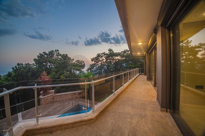 قمة الفخامة - فيلا الاحلام - اطلالة بحر وقلعة - في الانيا 