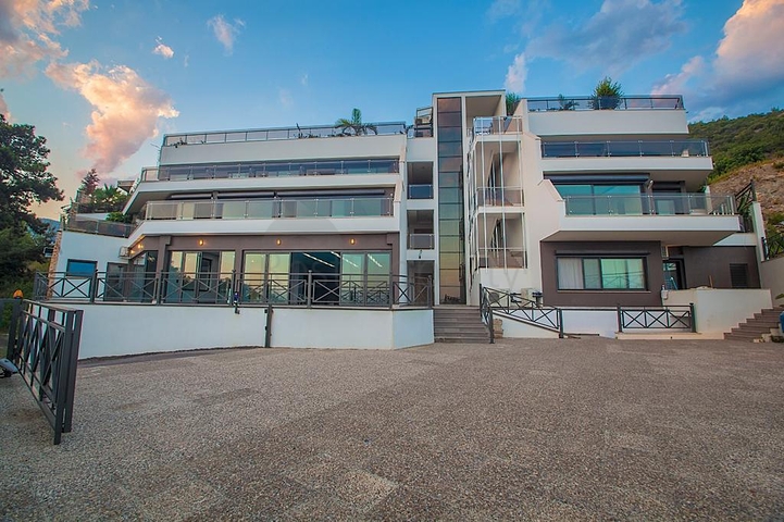 قمة الفخامة - فيلا الاحلام - اطلالة بحر وقلعة - في الانيا 