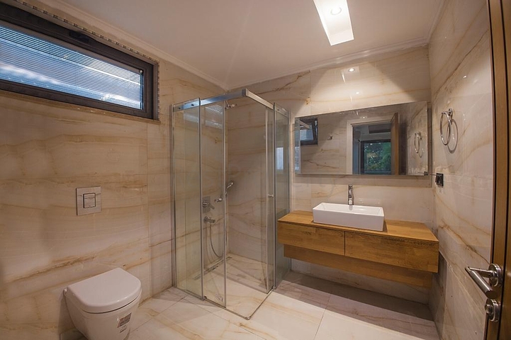 قمة الفخامة - فيلا الاحلام - اطلالة بحر وقلعة - في الانيا 