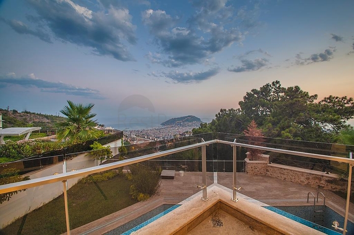 قمة الفخامة - فيلا الاحلام - اطلالة بحر وقلعة - في الانيا 