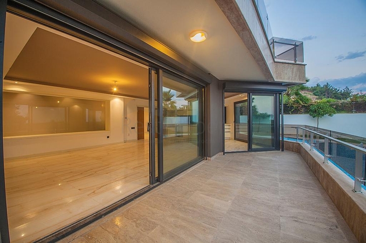 قمة الفخامة - فيلا الاحلام - اطلالة بحر وقلعة - في الانيا 