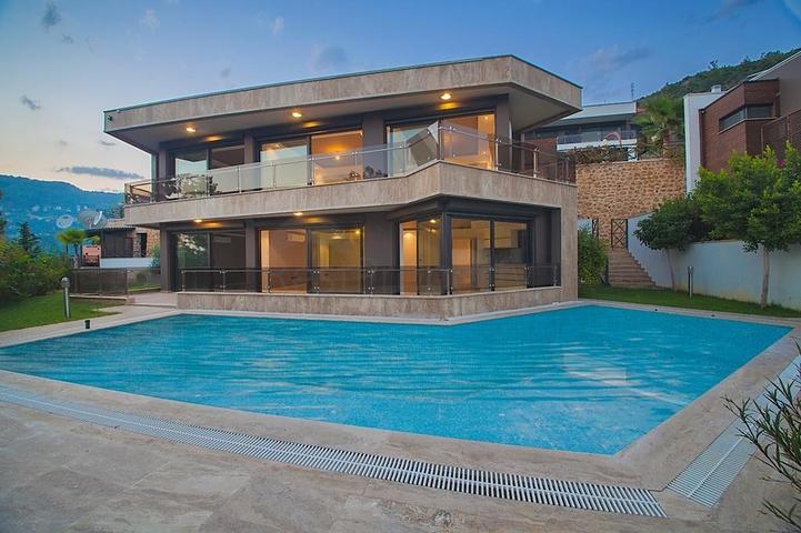 قمة الفخامة - فيلا الاحلام - اطلالة بحر وقلعة - في الانيا 