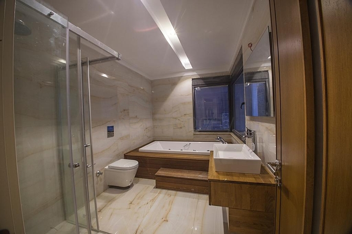 قمة الفخامة - فيلا الاحلام - اطلالة بحر وقلعة - في الانيا 