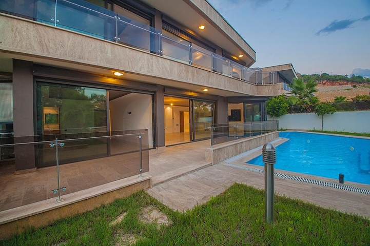 قمة الفخامة - فيلا الاحلام - اطلالة بحر وقلعة - في الانيا 