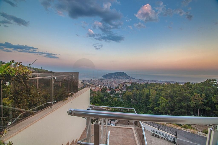 قمة الفخامة - فيلا الاحلام - اطلالة بحر وقلعة - في الانيا 