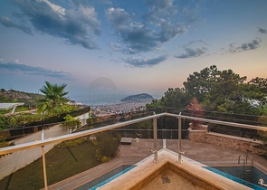 قمة الفخامة - فيلا الاحلام - اطلالة بحر وقلعة - في الانيا 