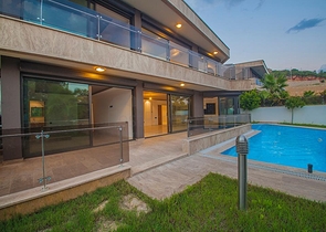 قمة الفخامة - فيلا الاحلام - اطلالة بحر وقلعة - في الانيا 