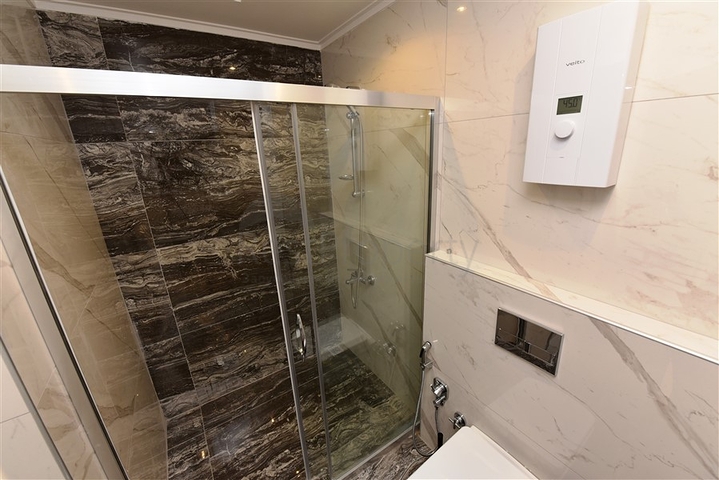 مجمع خمس نجوم - شقة فاخرة من تصميم غرفة وصالة - في الانيا 