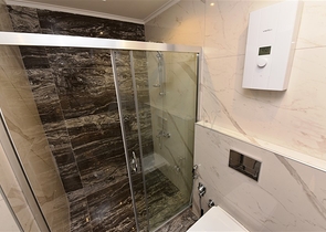 مجمع خمس نجوم - شقة فاخرة من تصميم غرفة وصالة - في الانيا 