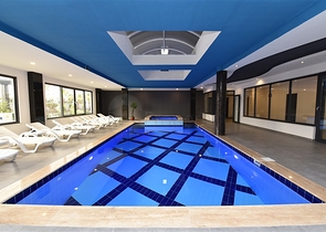 مجمع خمس نجوم - شقة فاخرة من تصميم غرفة وصالة - في الانيا 