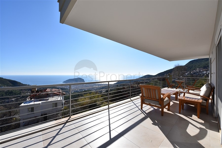 فيلا فاخرة -اطلالة على البحر والقلعة - في مدينة الانيا 